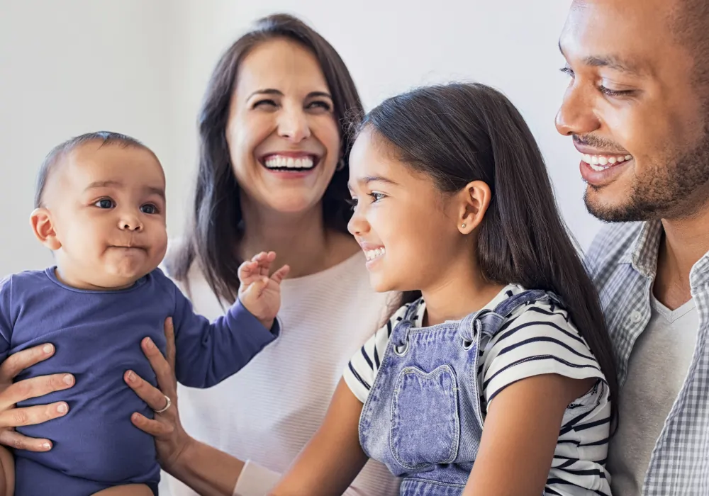 Família sorrindo tranquilamente.