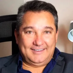 Vladmir Renato Alves, VR Gestão. Homem branco, cabelos pretos, olhos castanhos claros, de camisa azul-marinho e terno cinza.