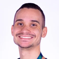 Bruno Lewis, CEO FORME. Homem branco, cabelos e olhos pretos, com bigode e cavanhaque, de camiseta azul.