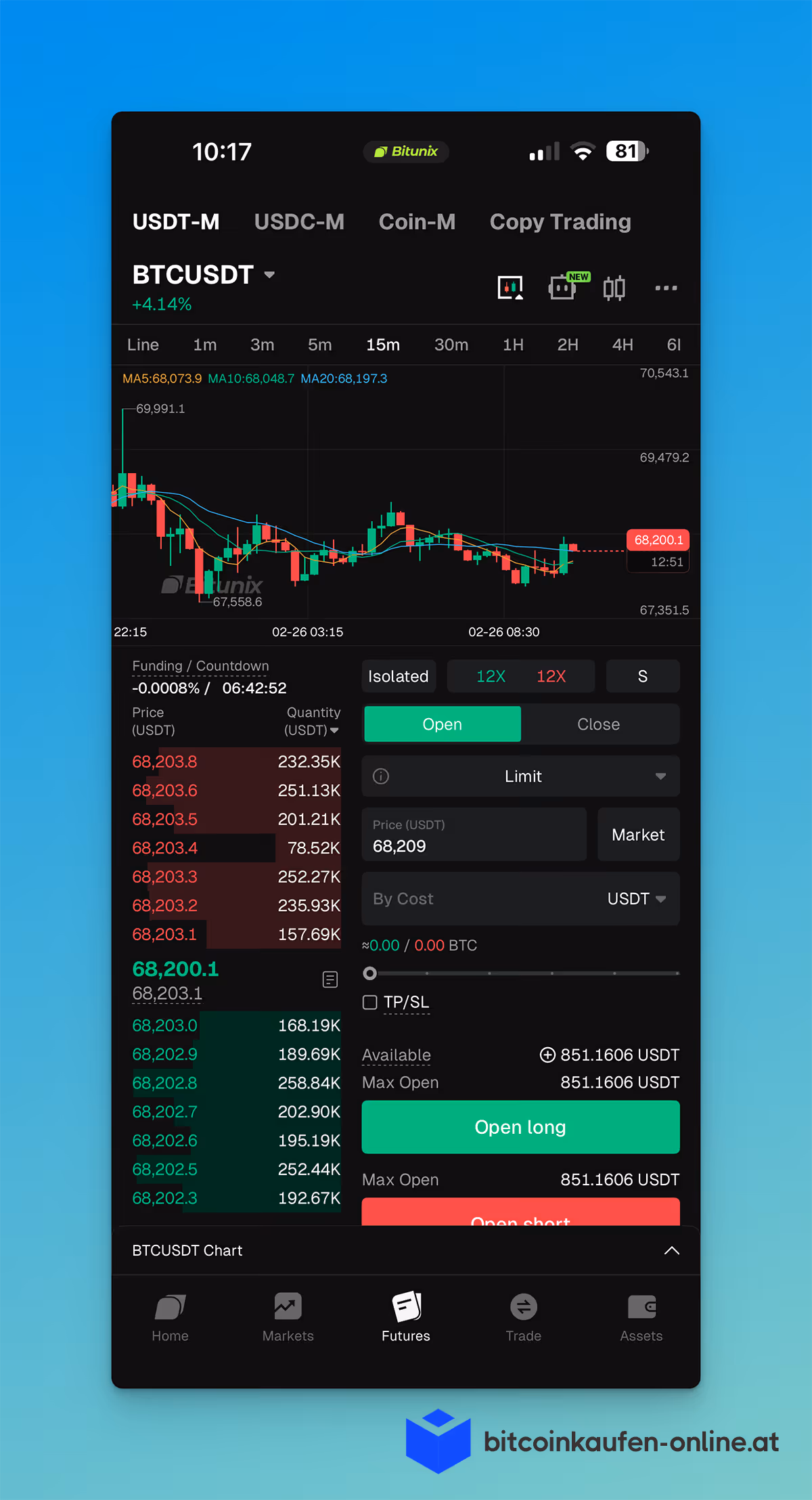 Bildschirm der mobilen Handels-App mit BTCUSDT-Futures-Chart, Kurslisten und Optionen zum Eröffnen von Long- oder Short-Positionen.