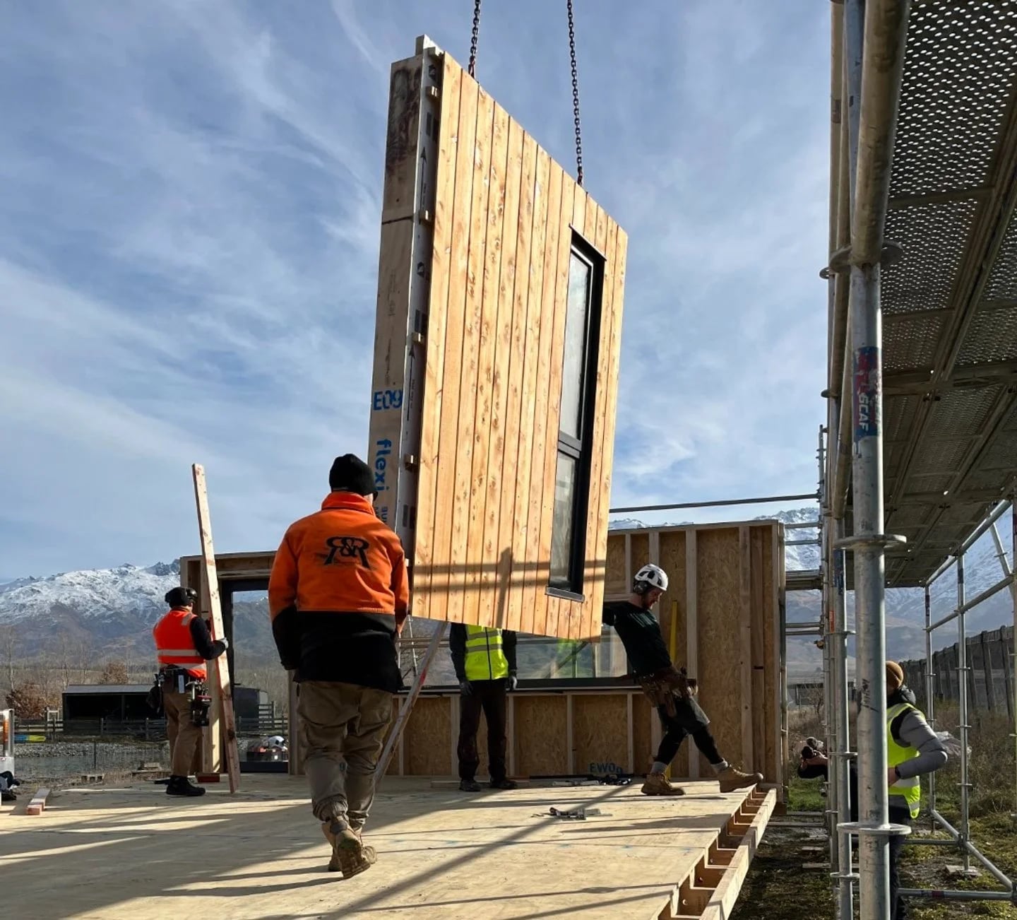 Flexi House uses carefully selected materials to support healthy, durable and sustainable homes. Panels are made with natural, low-embodied-carbon materials, including wool and earth fibre insulation, FSC certified LVL timber framing, thermally modified timber, and breathable weather barriers.