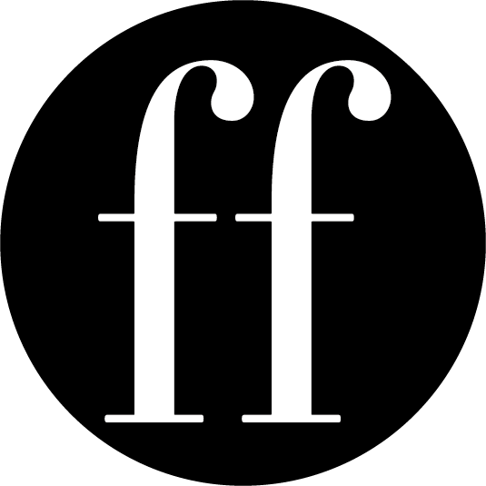 Weißes Doppel-ff im Serifenschriftstil auf schwarzem rundem Hintergrund.