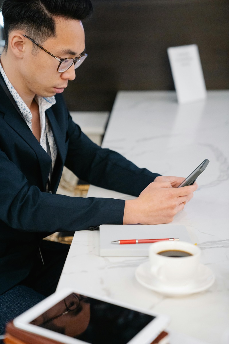 Financial advisor following up with prospects with a text message