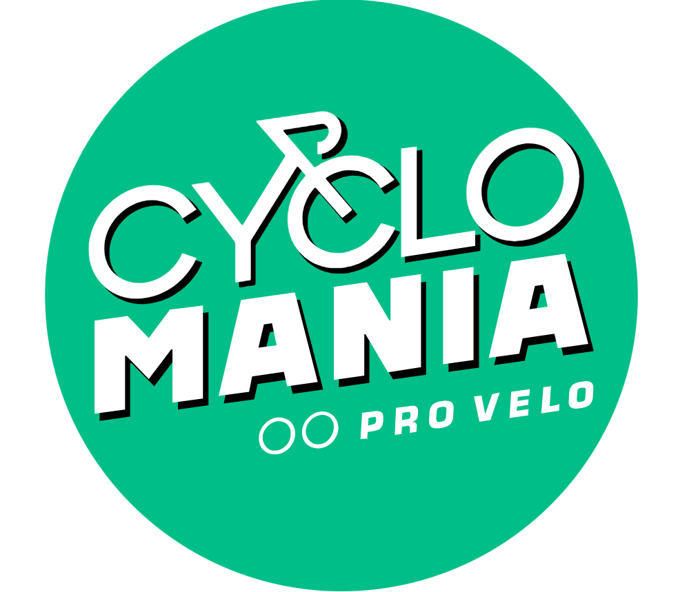 Bild von Auto und Velofahrer vor Gemeindehaus