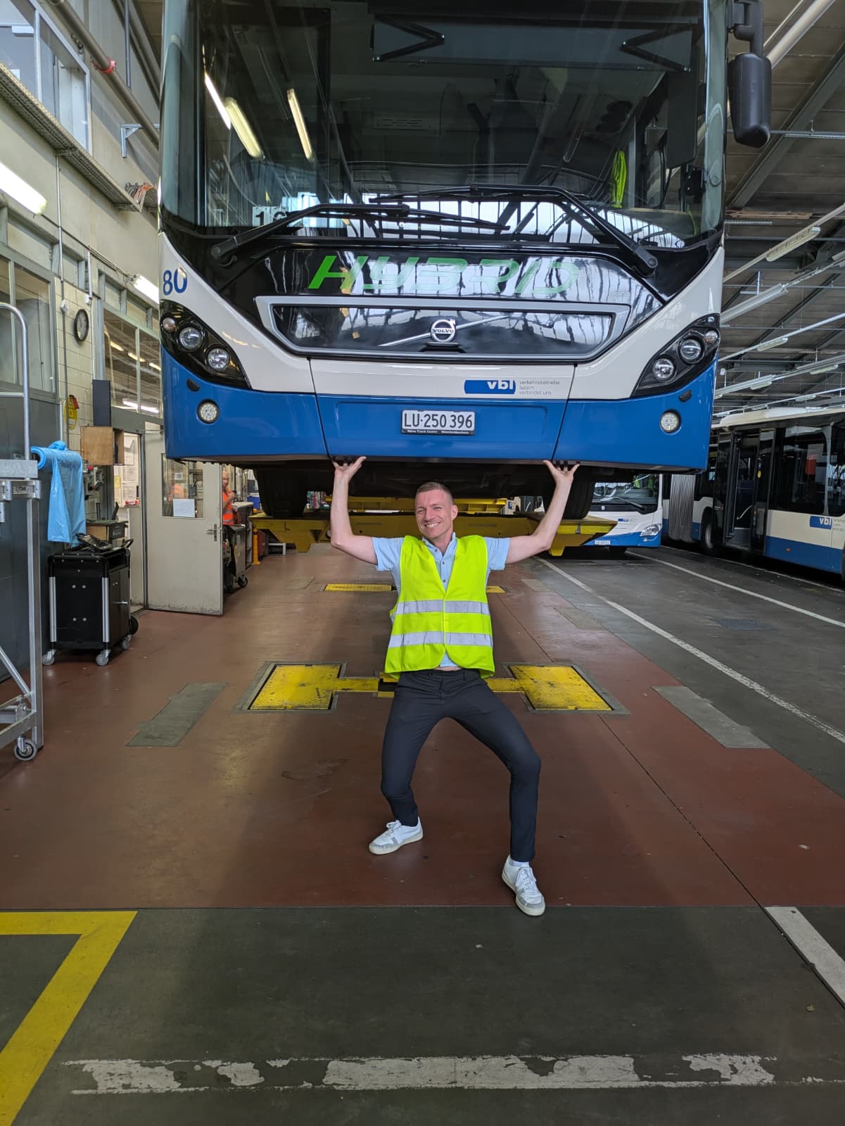 Bild von Auto und Velofahrer vor Gemeindehaus