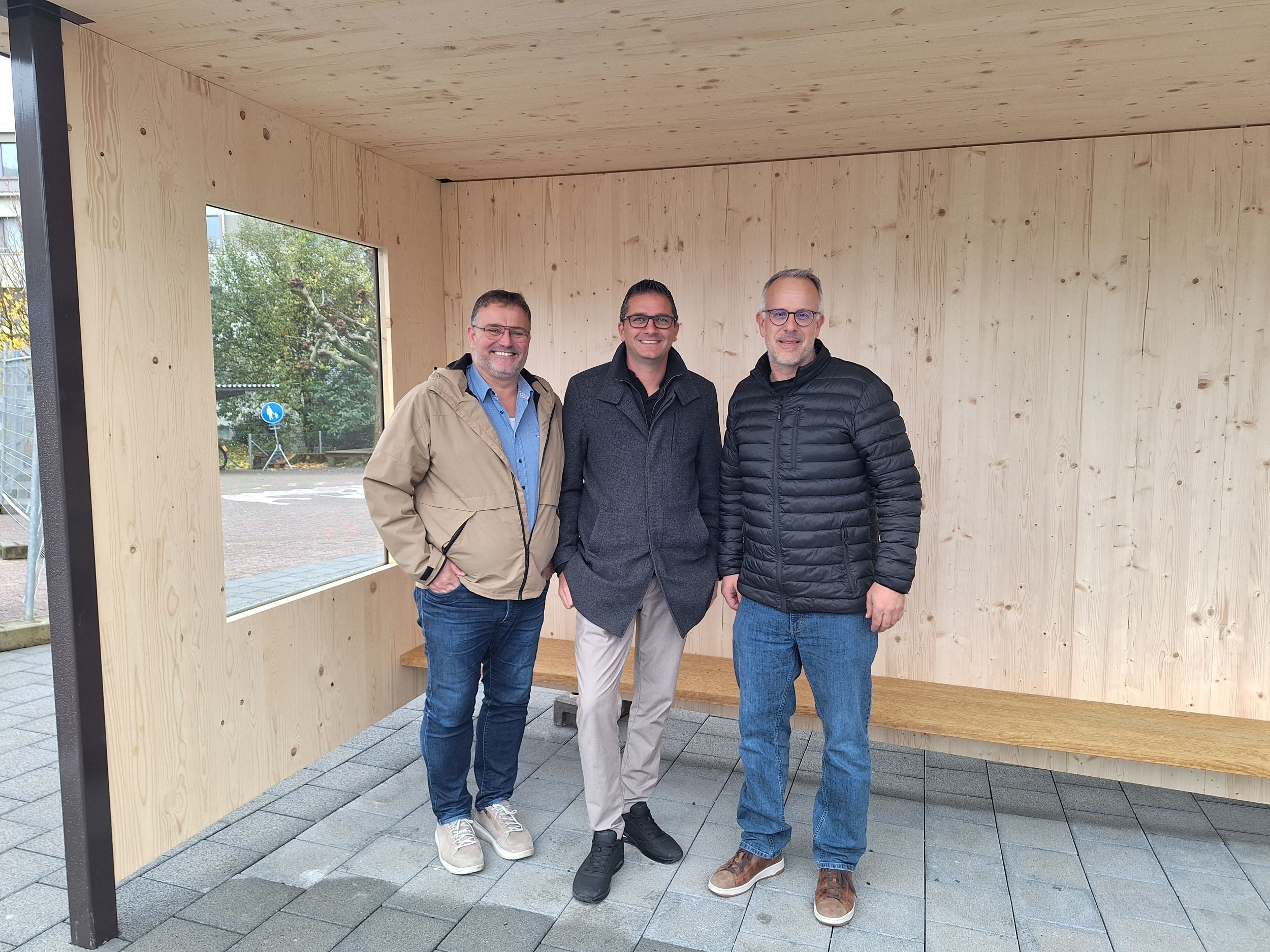 Bild von Auto und Velofahrer vor Gemeindehaus