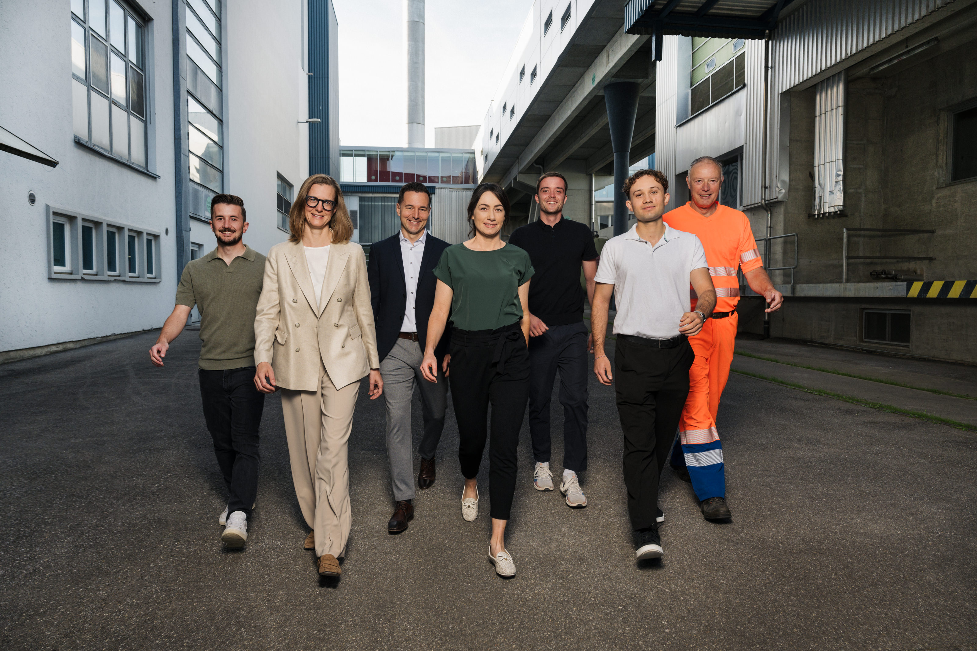 Bild von Auto und Velofahrer vor Gemeindehaus