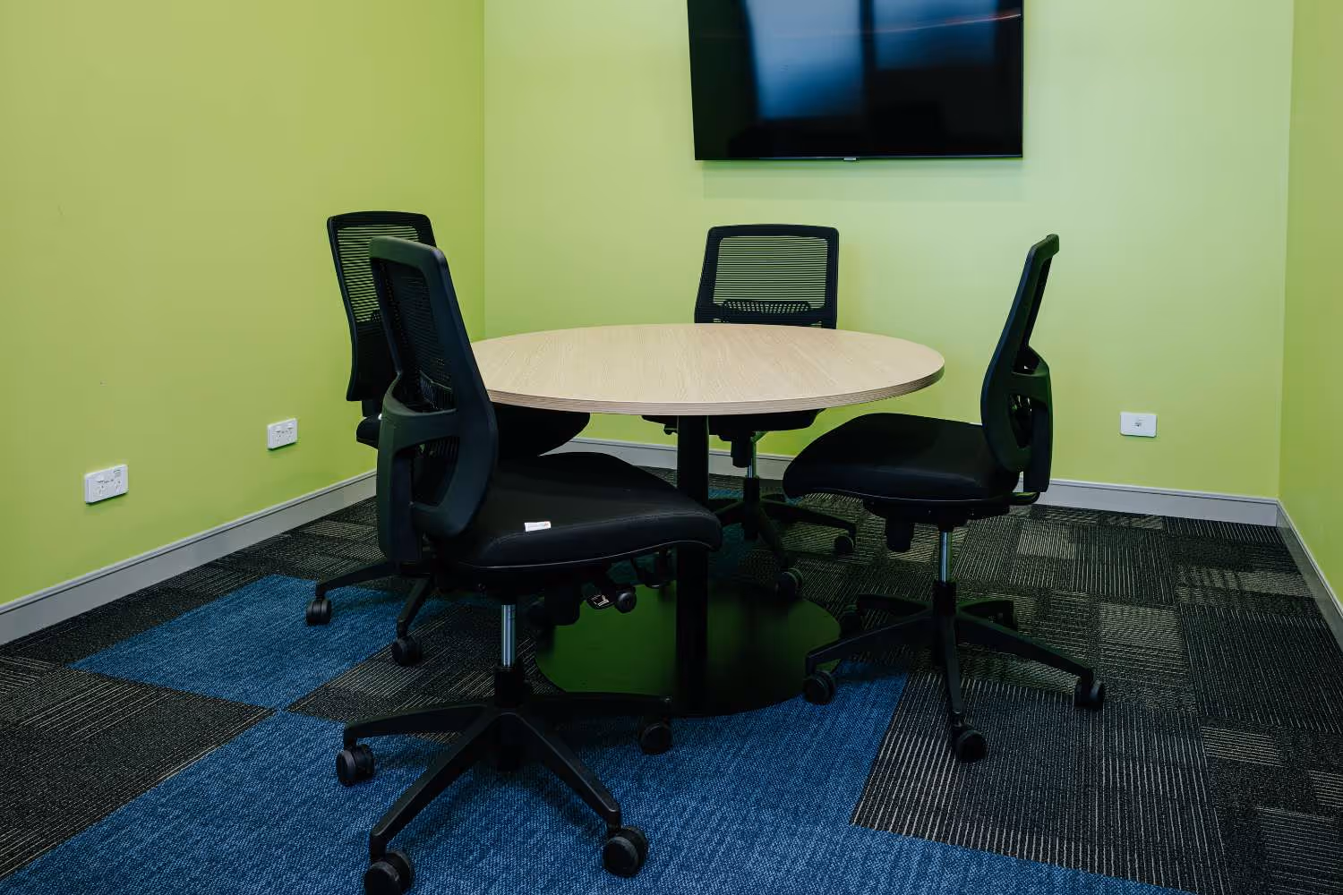 mesh back meeting chairs with pedestal table