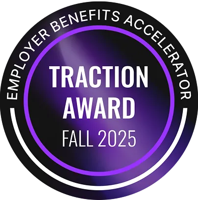 Insignia circular con el texto «Premio Traction al Impulso de las Prestaciones Laborales, otoño de 2025» sobre un fondo con degradado morado y negro.