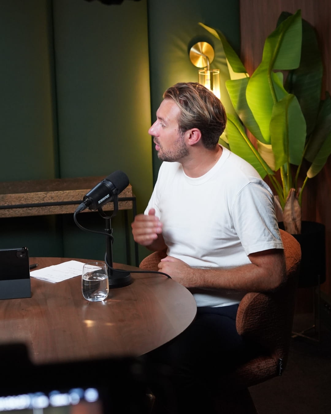 Mathieu Lançon en pleine explication devant un micro de studio