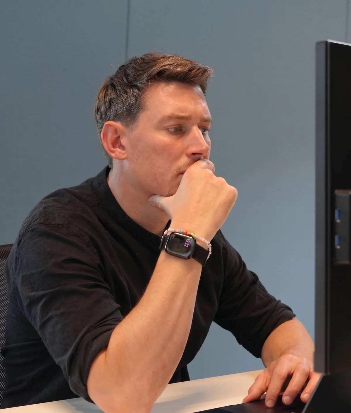 Amazon-Verantwortlicher am Schreibtisch, konzentriert vor dem Monitor bei der manuellen Kampagnenarbeit