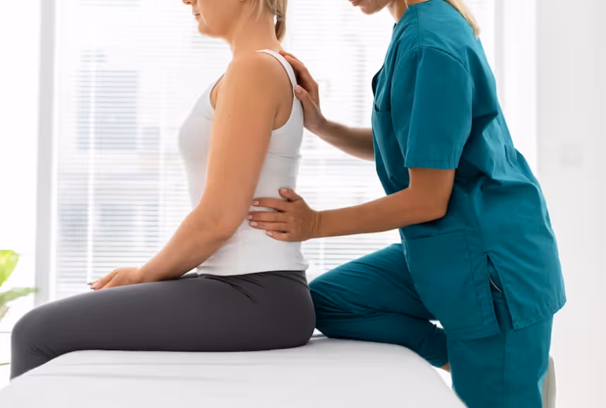 Dottoressa che pratica una seduta osteopatica