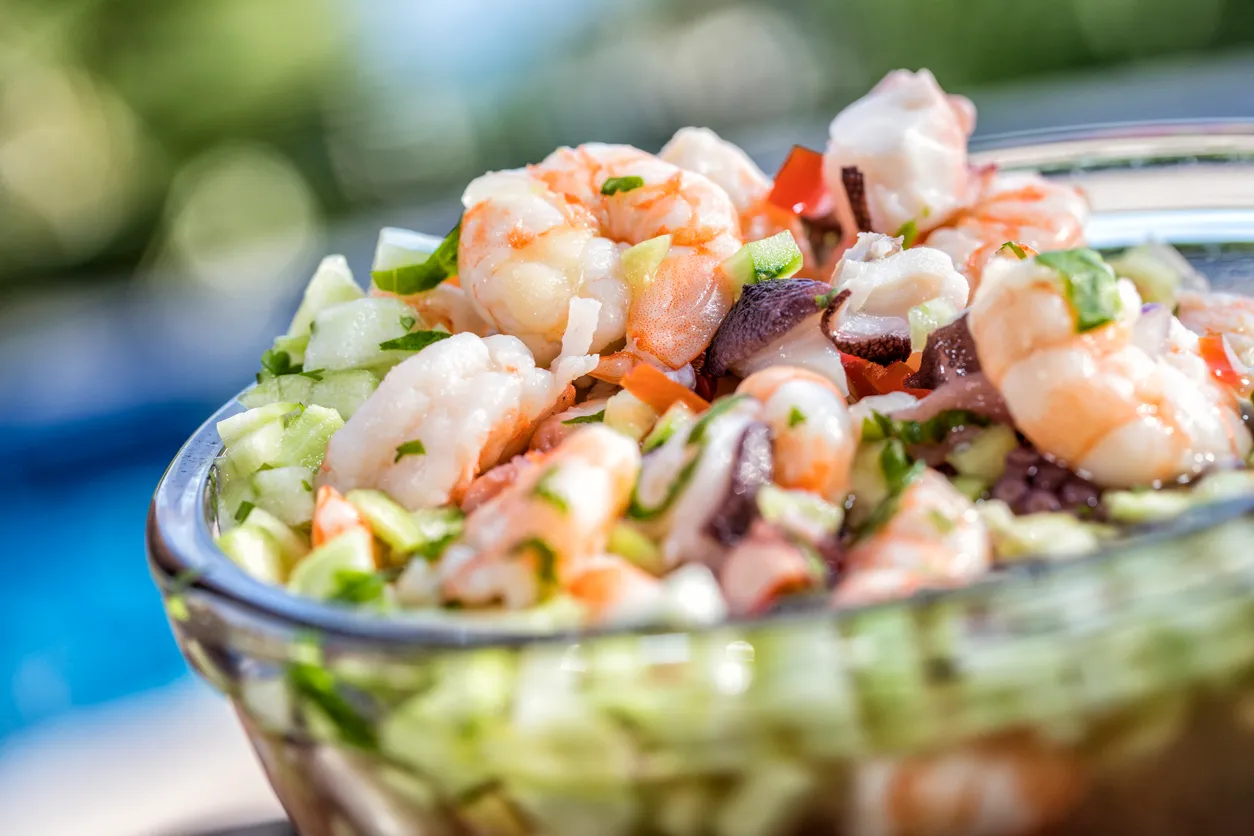 Ein köstlicher Meeresfrüchtesalat mit saftigen Garnelen, zarten Calamari und frischen Muscheln, verfeinert mit knackigem Gemüse und einem leichten Zitronen-Dressing.