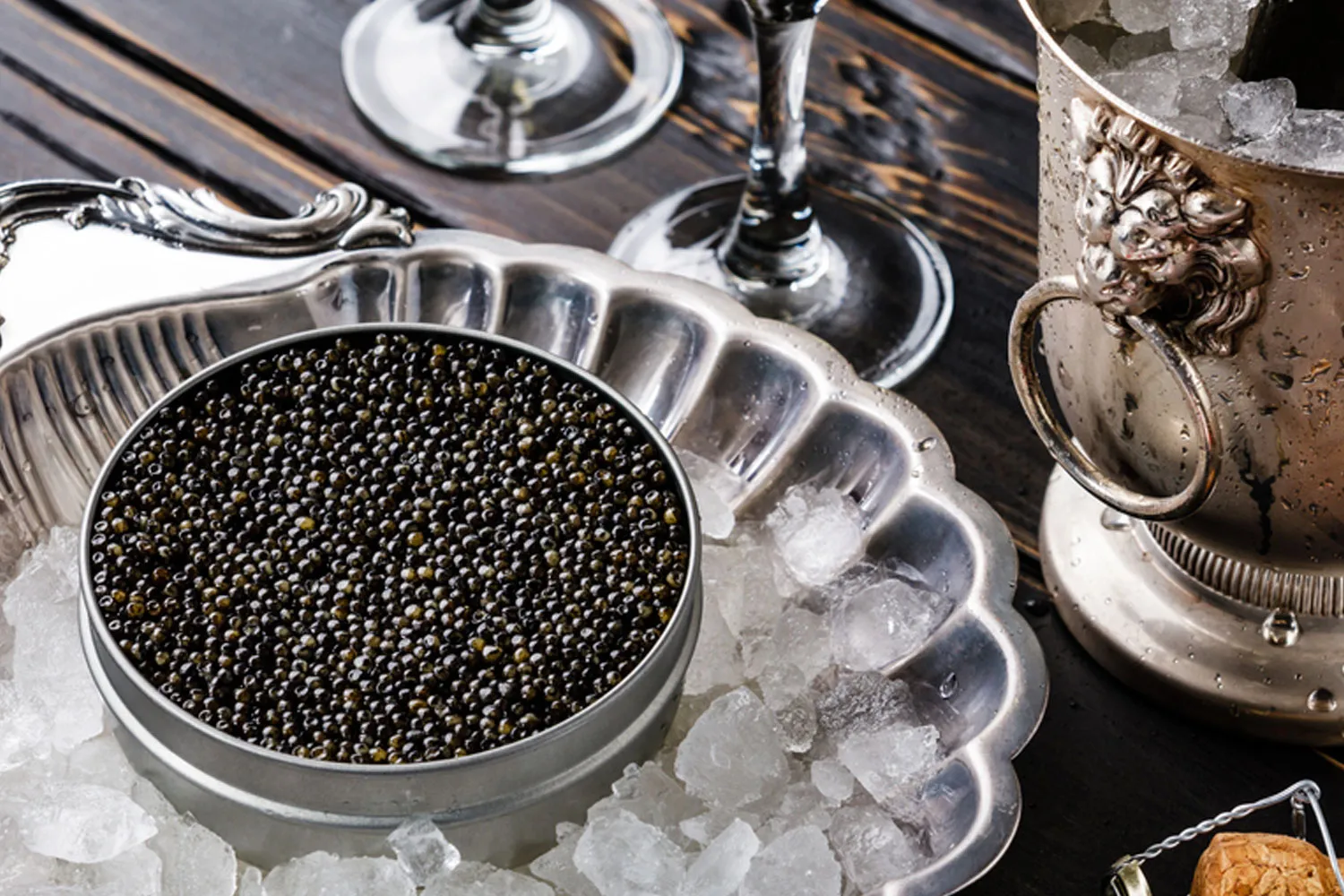Eine edel arrangierte Dose mit frischem, schwarzem Kaviar, dessen glänzende Perlen pure Eleganz und exquisiten Genuss versprechen