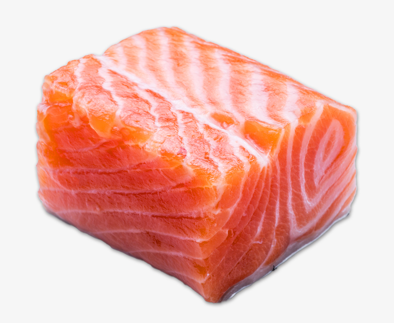 in Stück frischer, leuchtend orangefarbener Lachs, der auf einem schlichten weißen Hintergrund präsentiert wird. Die satte Farbe und die feine Marmorierung des Lachses unterstreichen seine Frische und Qualität