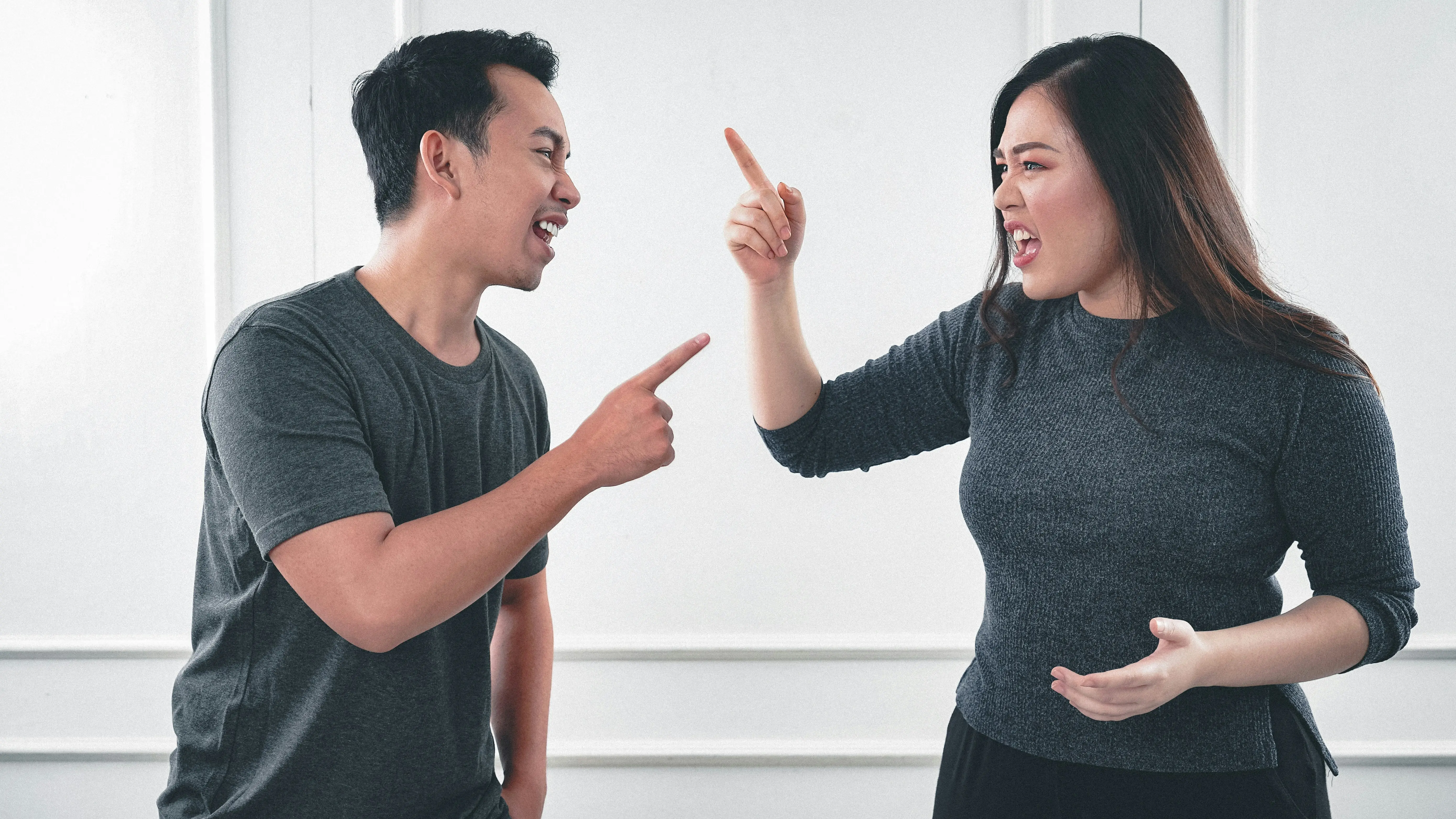 gestion conflits au travail : dispute entre deux employés dans une entreprise 
