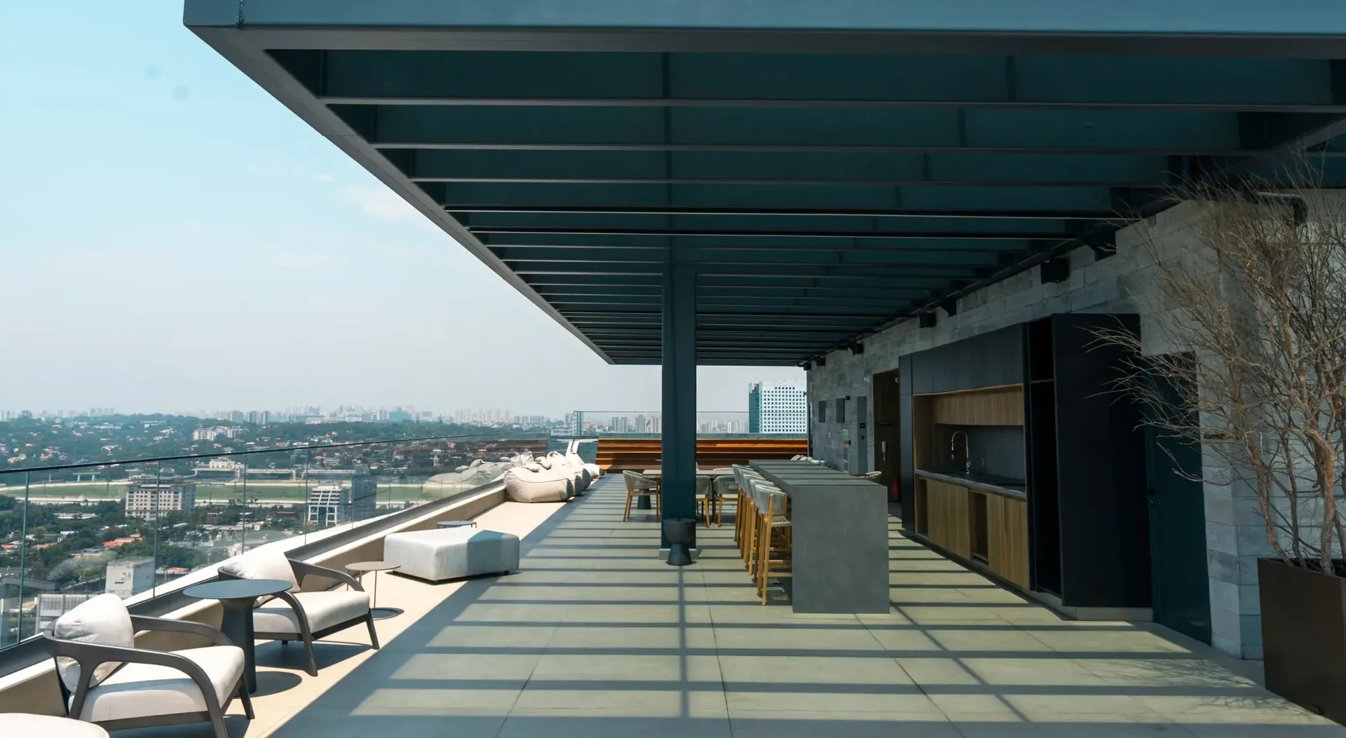 Varanda extensa e luxuosa com area gourmet