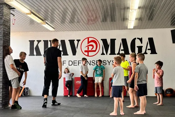 Instruktor vysvetlujuci detom