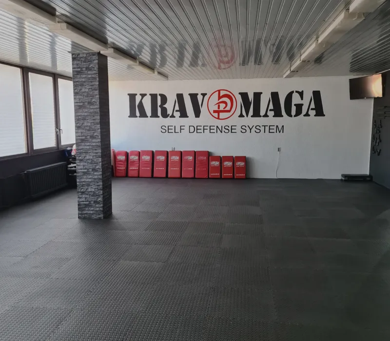 Fotografia napisu na stene a tatami podlahou