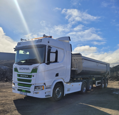 Scania R560 árg.2023 og Carnhel vagn árg.2017