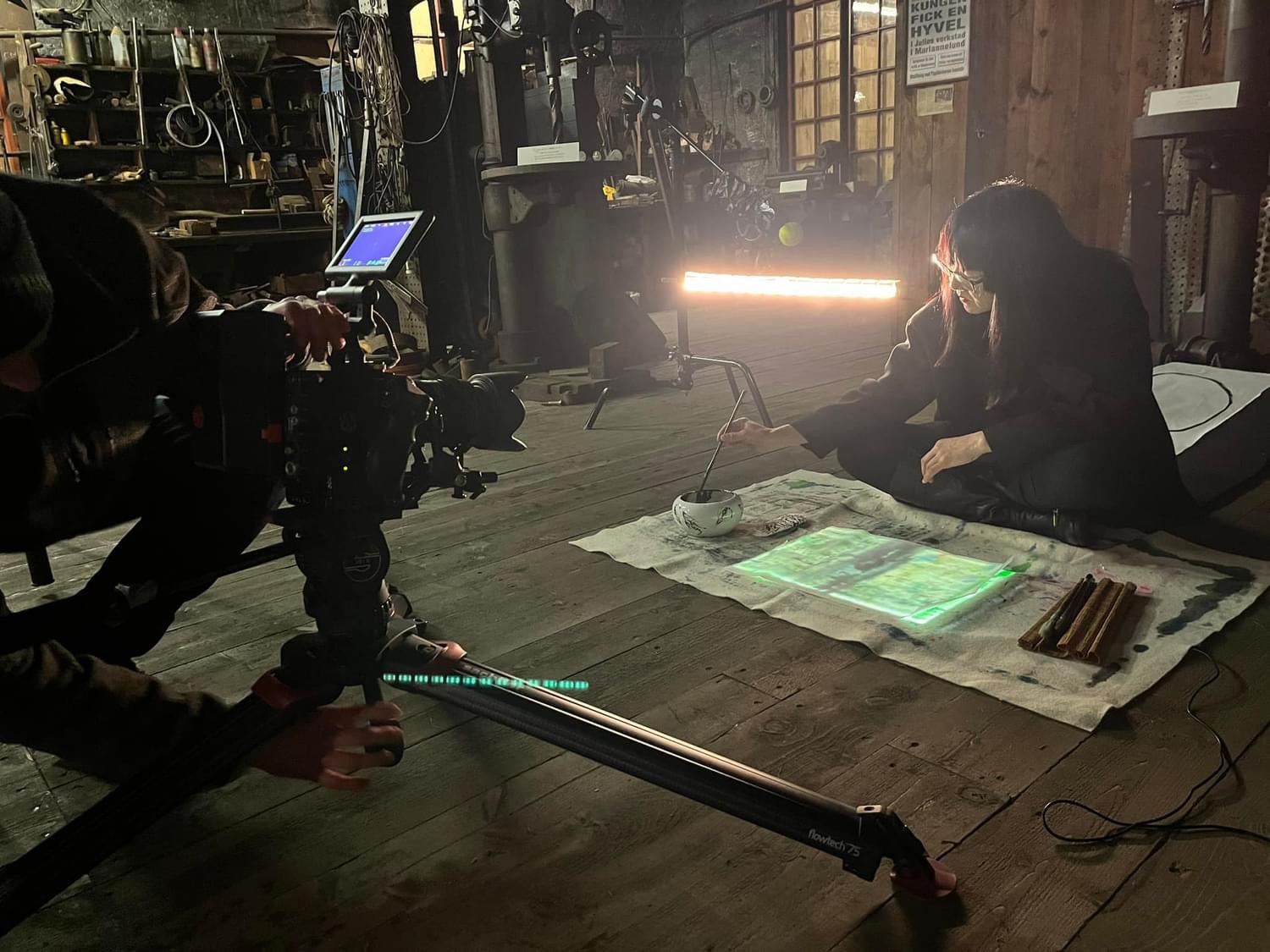 Bakom kulisserna under en filminspelning i en äldre verkstadsmiljö