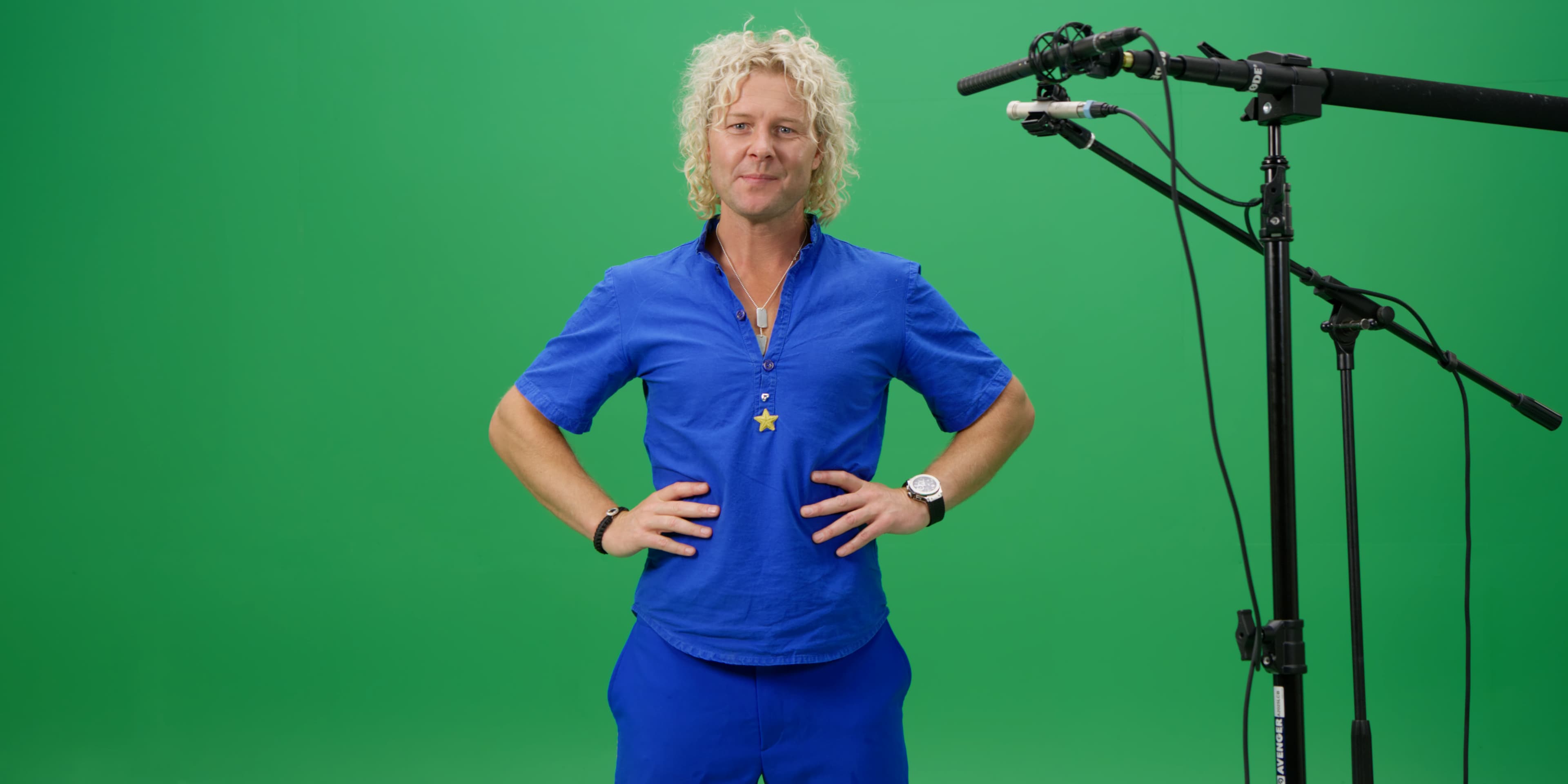 Bakom kulisserna vid en greenscreeninspelning med mikrofonrigg