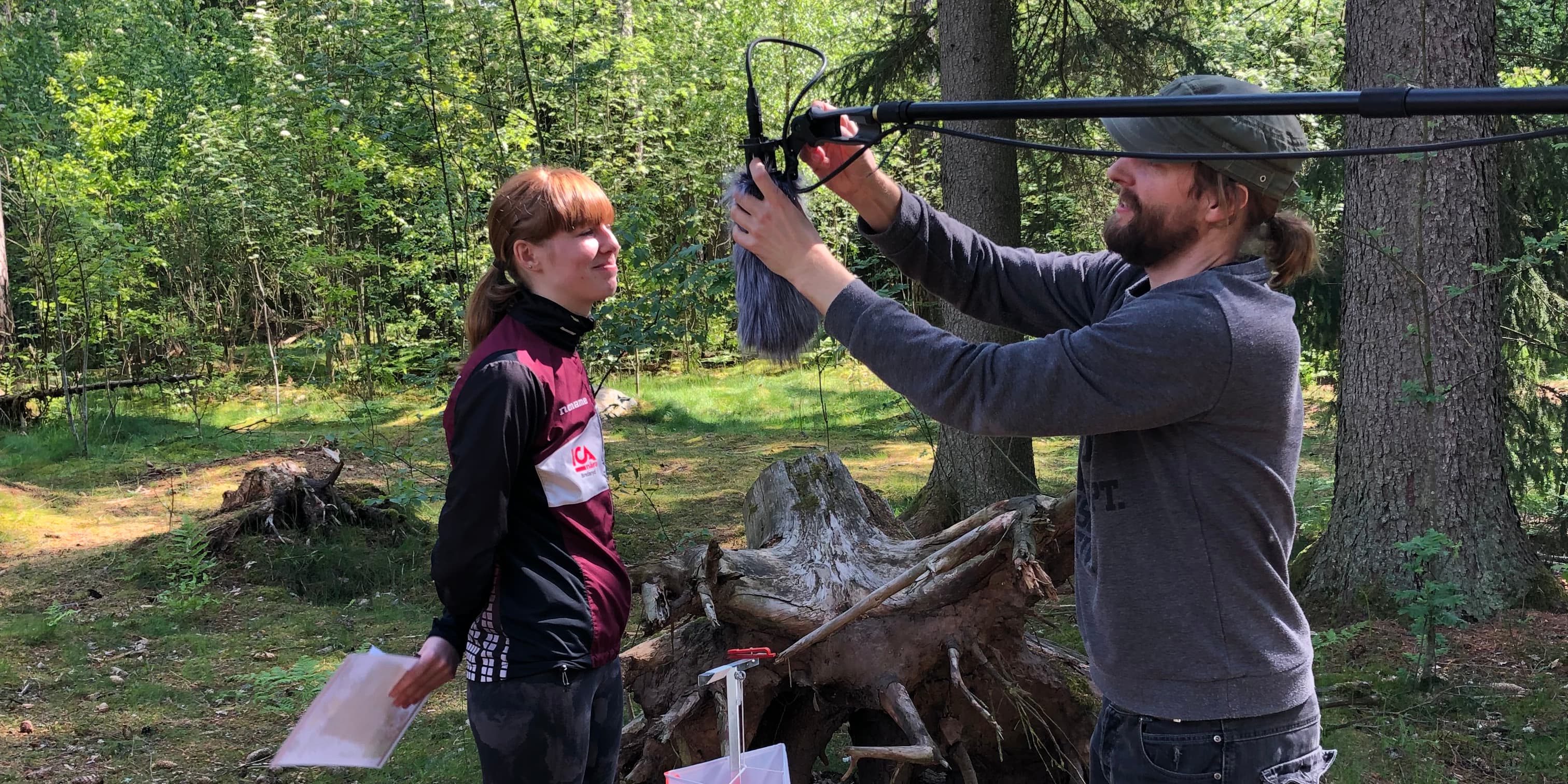 Ljudupptagning under en filminspelning i skogen