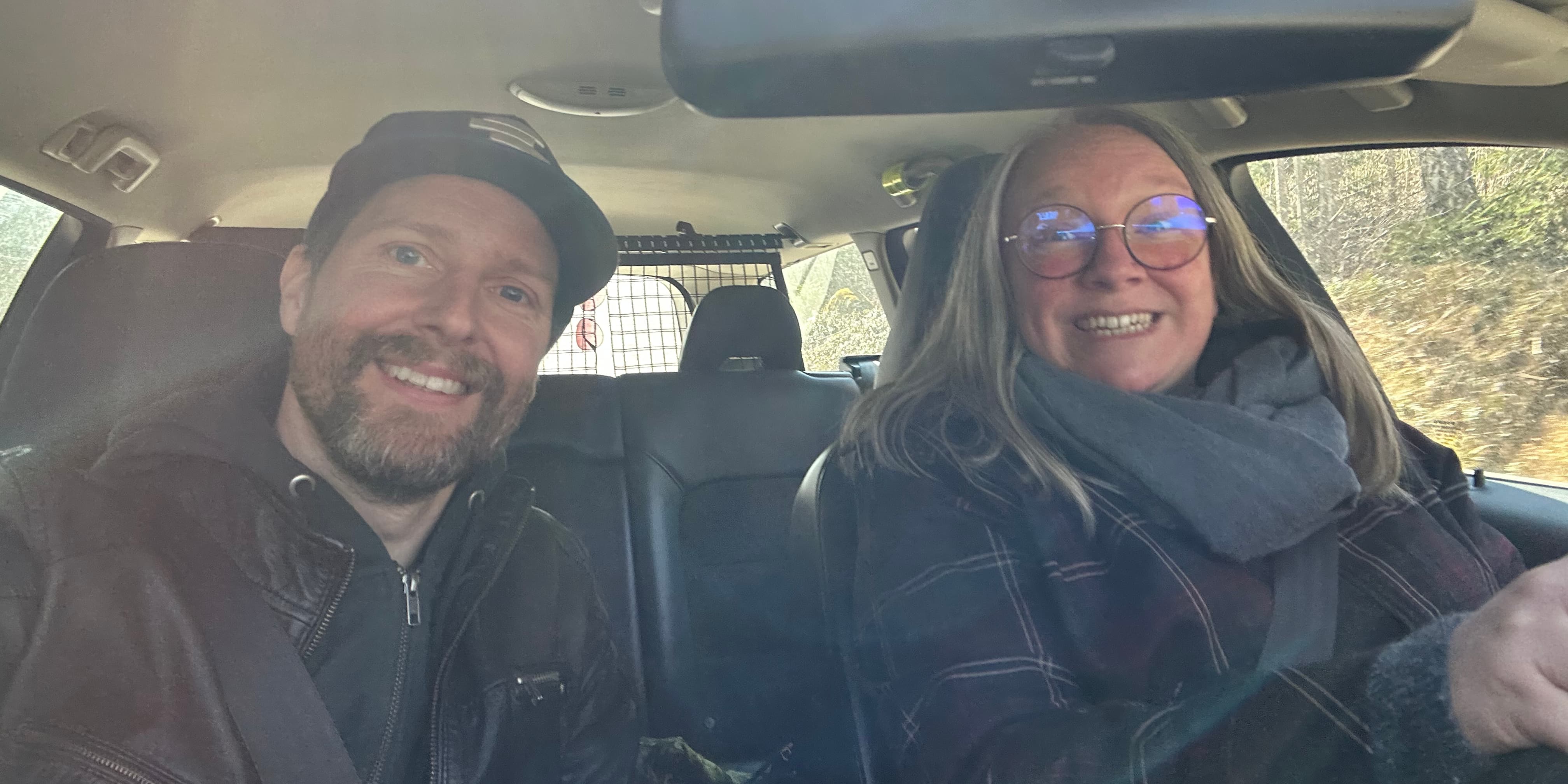 Selfie med två personer i en bil på väg till eller från en filminspelning