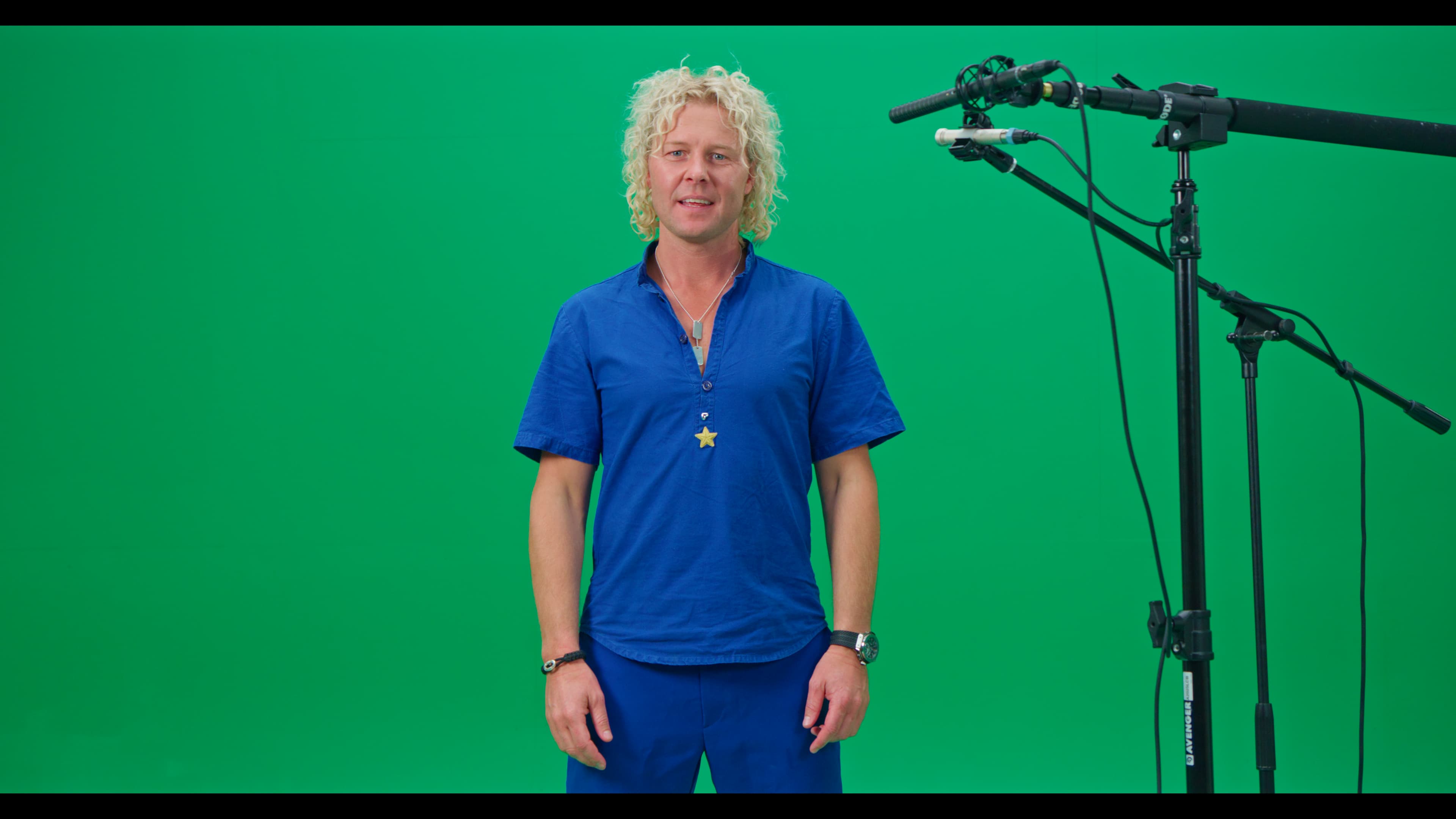 Bakom kulisserna vid en greenscreeninspelning med mikrofonrigg
