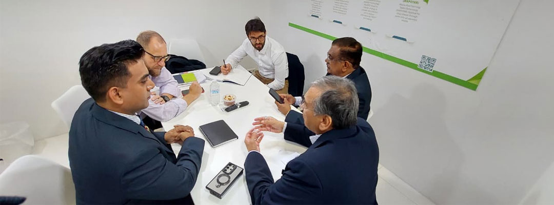 Displayed image from the thumbnail slider