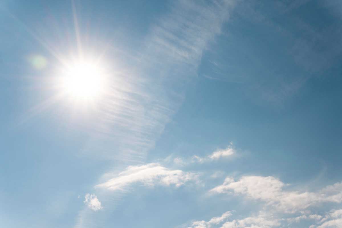 Sonniger blauer Himmel mit einigen dünnen weißen Wolken.