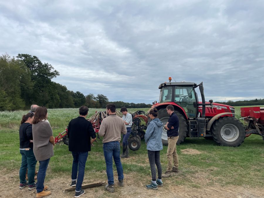 Visite de la ferme - présentation du semoir de semis direct (©ReSoil, 2023)