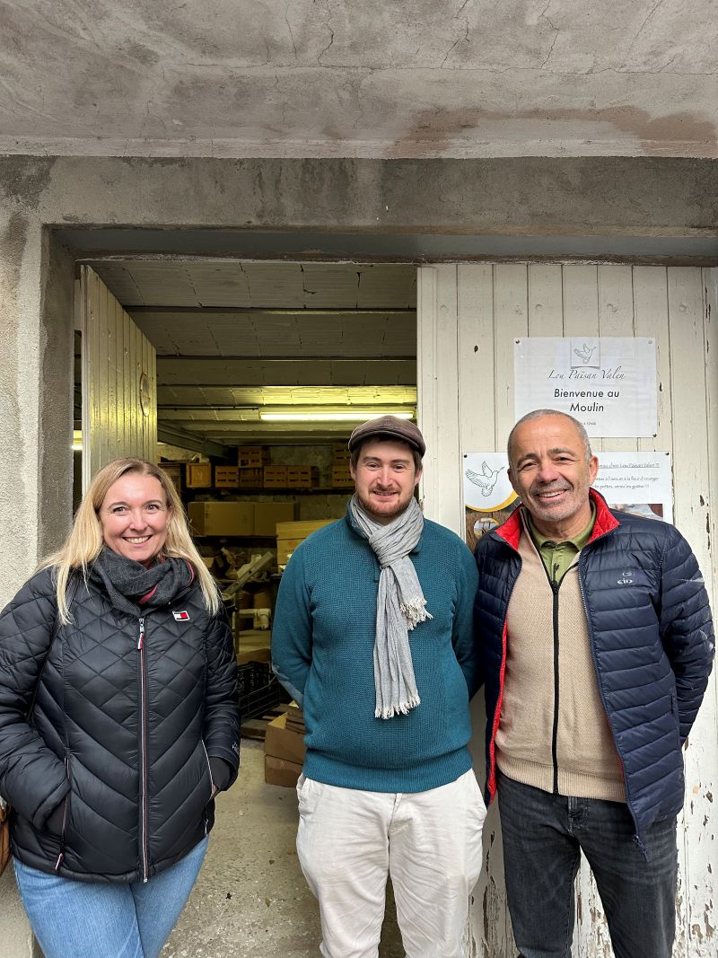 Visite de la ferme – Dégustation au moulin (de gauche à droite : Caroline, responsable RH de Dauphiblanc, Aymeric et Olivier)