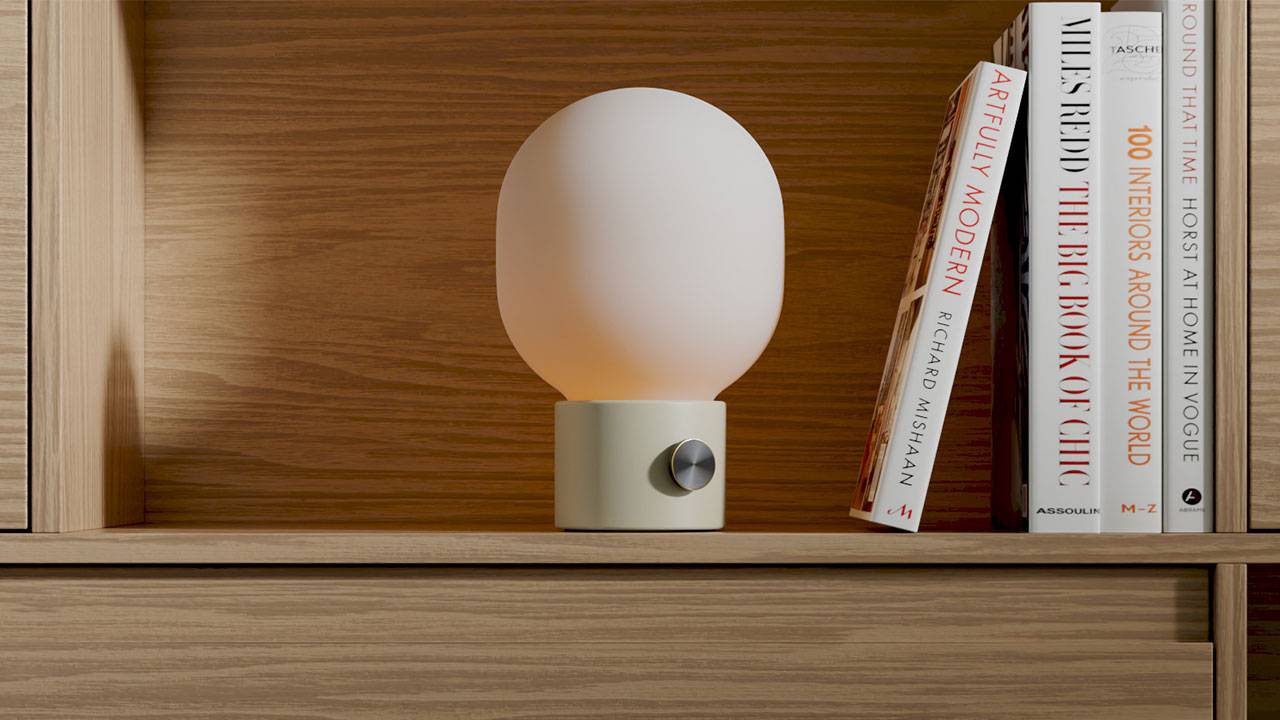Animazione 3D di una lampada da tavolo moderna in uno scaffale di legno con libri interni - video di prodotto in CGI per l'arredamento, l'interior design e l'home & living di Danthree Studio.