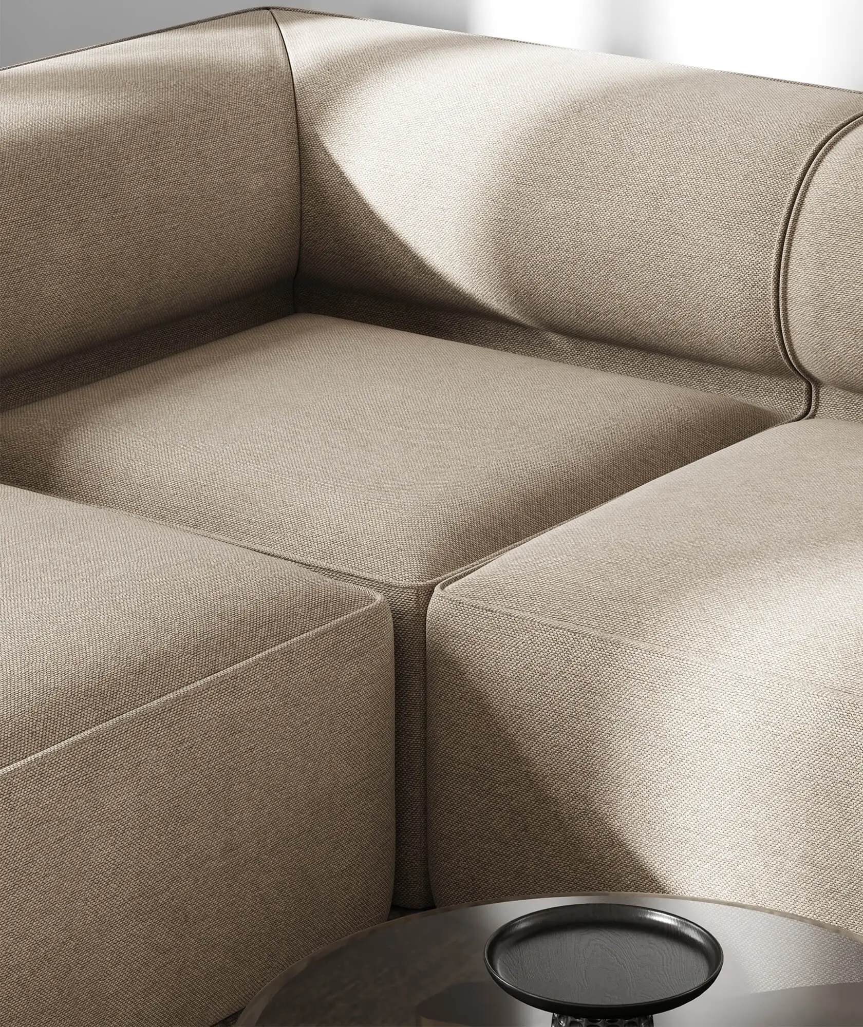 PBR-Nahaufnahme eines beigefarbenen Stoffsofas; Roughness-Variation sorgt für weichen Glanz, die Normal-Map betont die Gewebestruktur.