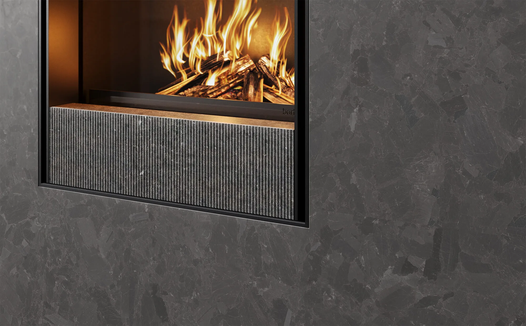 3D Kamin Rendering eines holzbetriebenen Einbaukamins im Detail: gerippte Steinbank unter der Brennkammer, präzise Kante und warmes Flammenlicht.