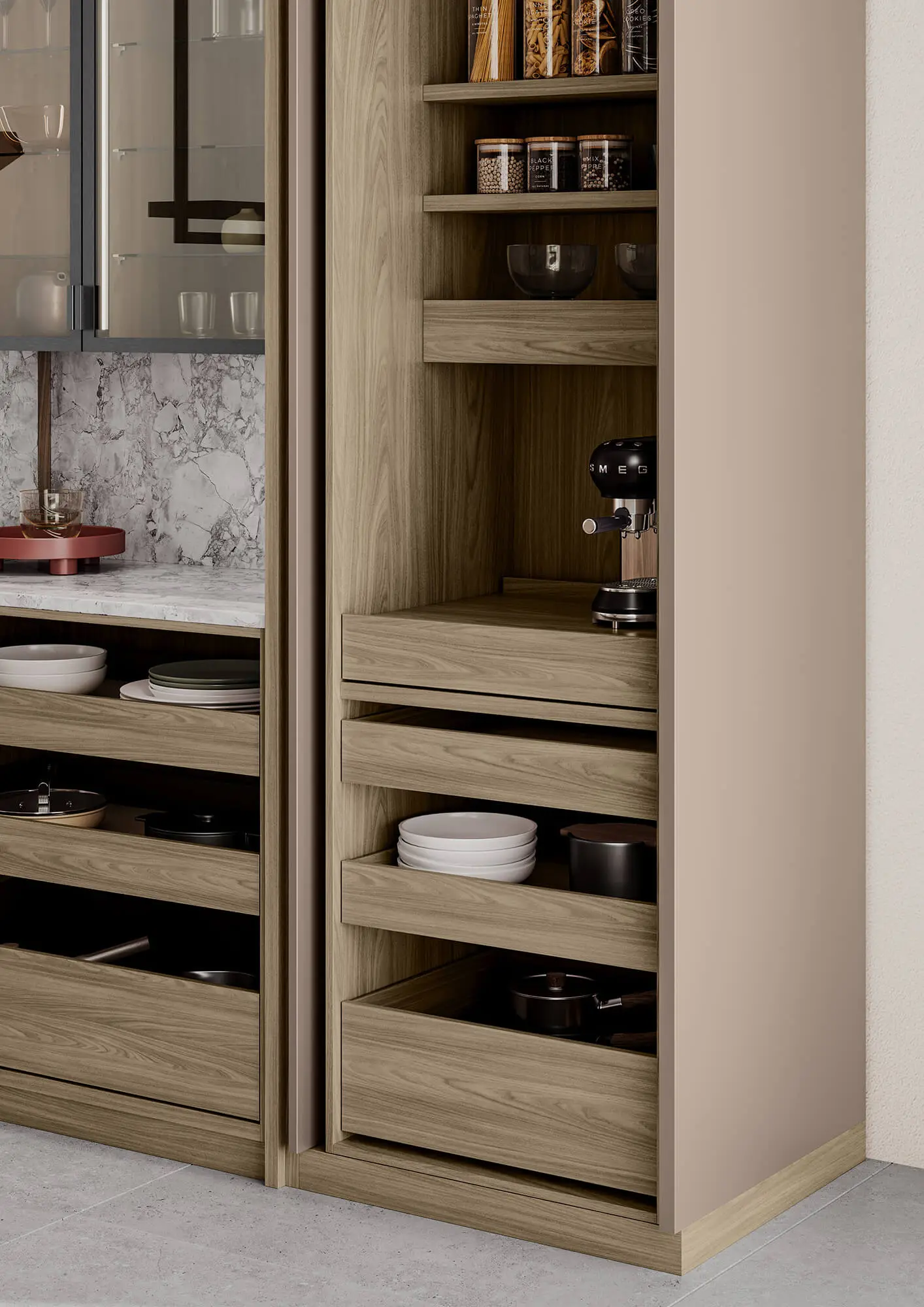 Armadio a giorno con ante scorrevoli e cassetti in legno, vetrine adiacenti e parete posteriore color pietra; rendering 3D della cucina LEICHT IDEA.