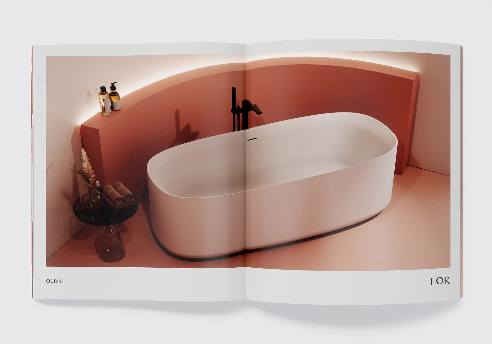  Baignoire autoportante devant un mur arrondi en terre cuite avec éclairage indirect et robinetterie noire - CGI d'ambiance pour FOR.