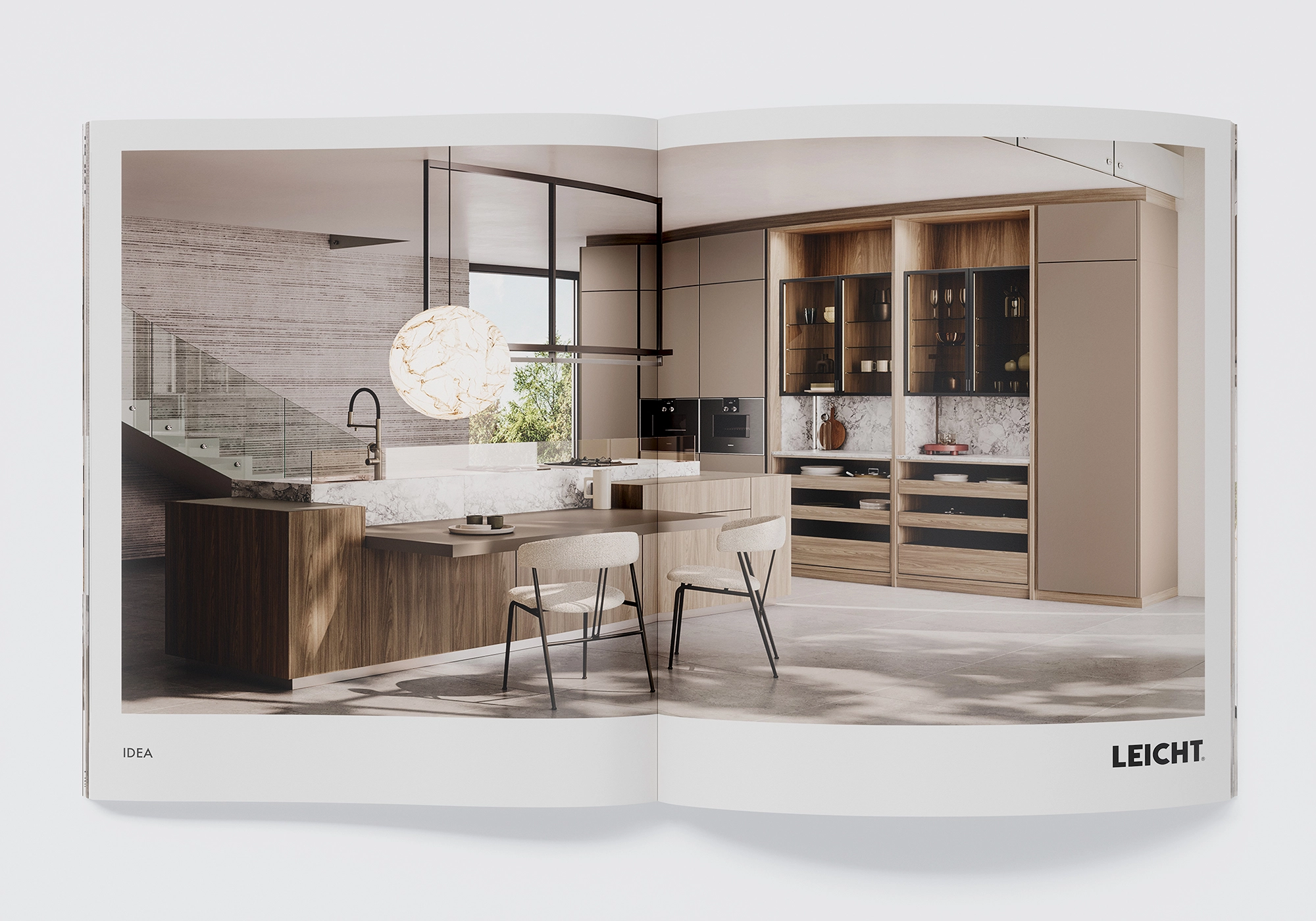  Rendering della cucina: LEICHT IDEA con isola e tavolo annesso, piano di lavoro marmorizzato, armadietti in vetro VERO ed elettrodomestici da incasso Gaggenau - caldi, con frontali in seta opaca.