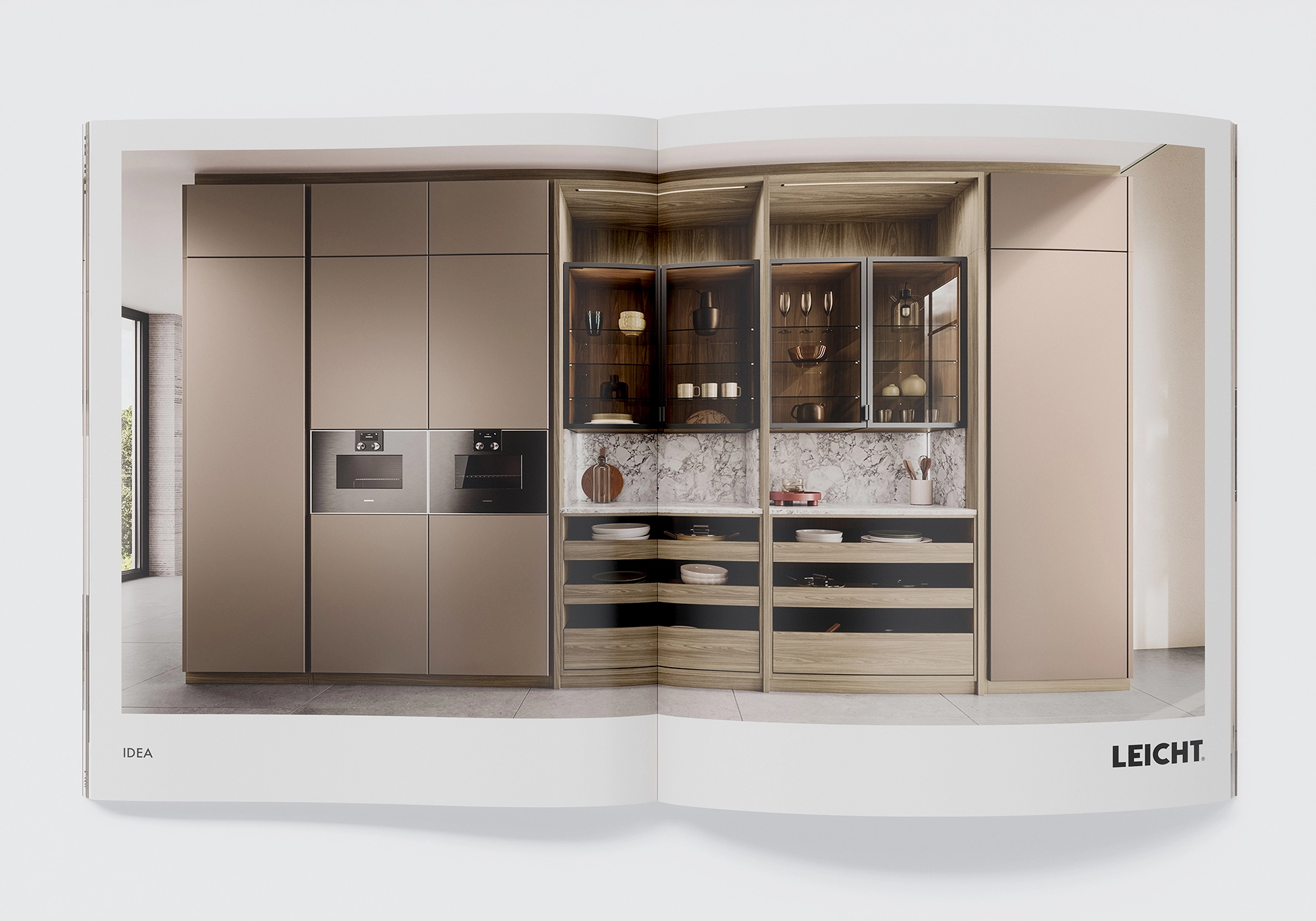 Vista frontale LEICHT IDEA: parete mobile alta con armadietti in vetro VERO, cassetti aperti ed elettrodomestici da incasso Gaggenau davanti a una parete posteriore in pietra chiara - visualizzazione 3D fotorealistica.