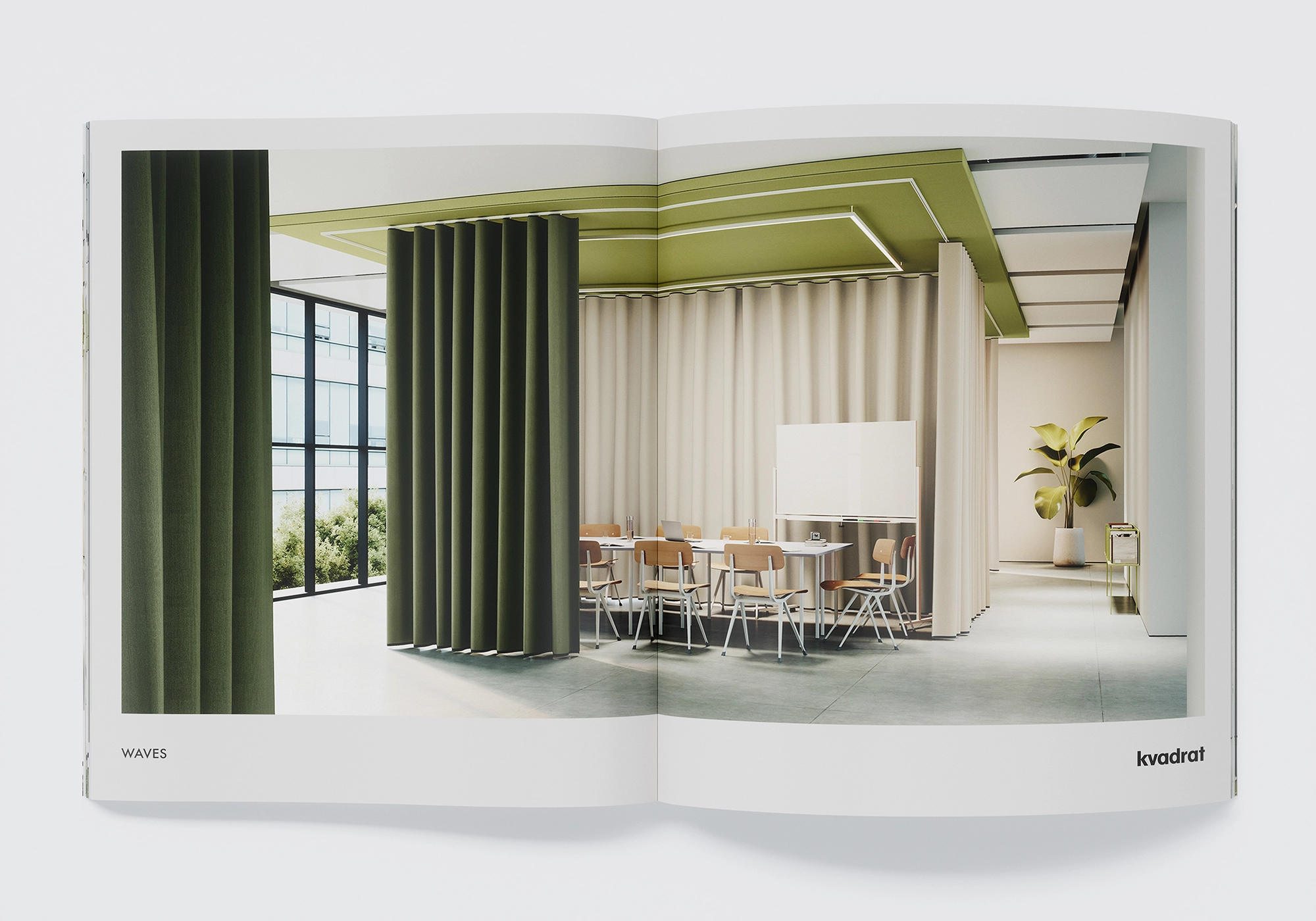 Offene Meeting-Zone mit Kvadrat Waves Akustikvorhängen in Grün und Beige, deckennahe Schiene und Tageslicht im Großraumbüro – CGI Rendering.