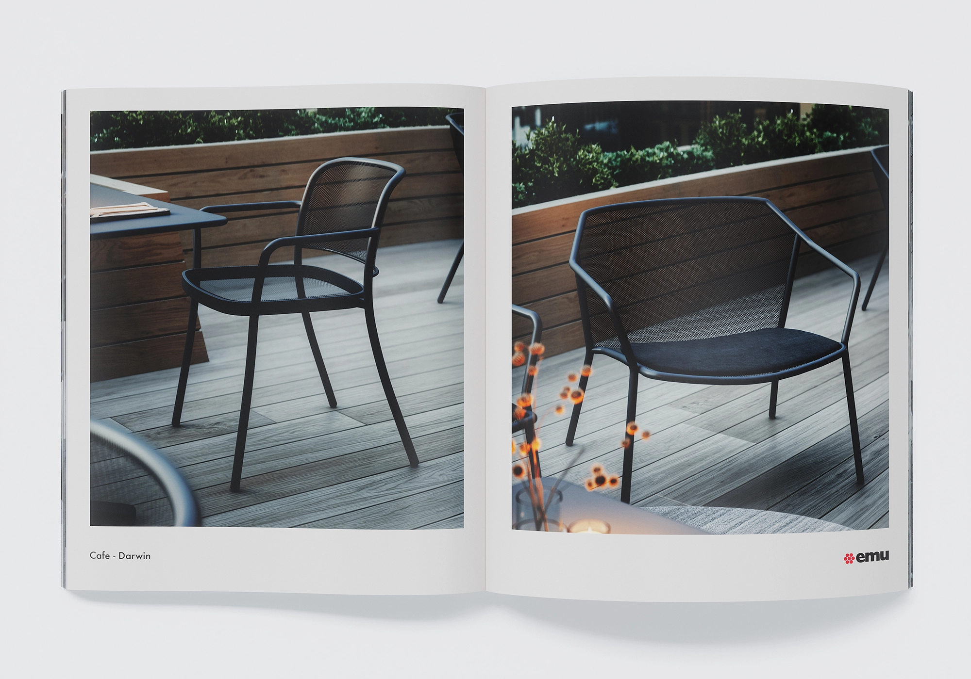 Vue détaillée : chaise EMU Darwin et banquette basse Lounge avec surfaces en maille devant un revêtement en bois - gros plan d'ambiance en CGI.
