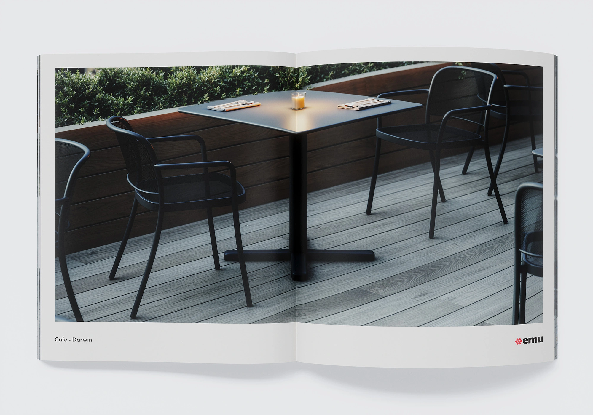 Cadre de café urbain avec groupe de tables EMU Darwin ; chaises métalliques noires, deck en bois et lumière chaude de l'heure dorée - visualisation 3D photoréaliste.