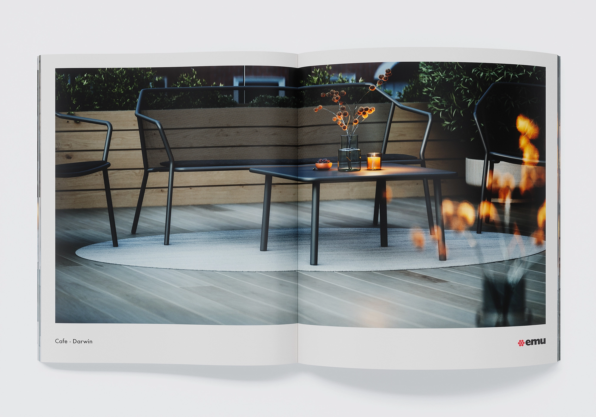Rooftop lounge à la lumière du soir : banc EMU Darwin avec table assortie, bougies et vase en verre sur pont en bois - CGI Rendering.