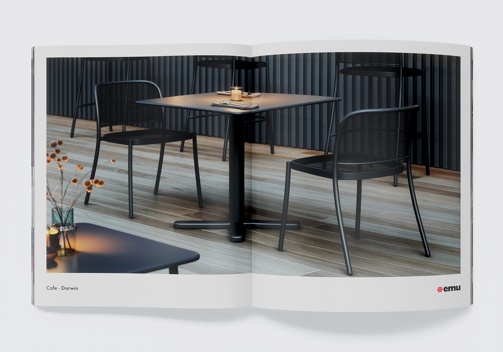 Table carrée Darwin avec deux chaises à accoudoirs sur la terrasse, lumière discrète des bougies et ambiance urbaine - visualisation 3D.