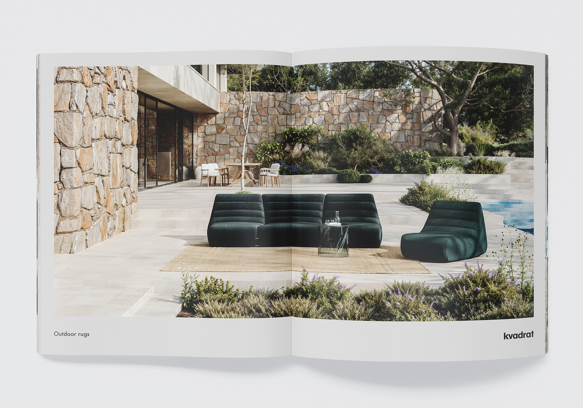 Modulare Outdoor-Sitzgruppe auf rechteckigem Kvadrat-Teppich in Naturton; Poolterrasse mit Begrünung – CGI Produktvisualisierung.