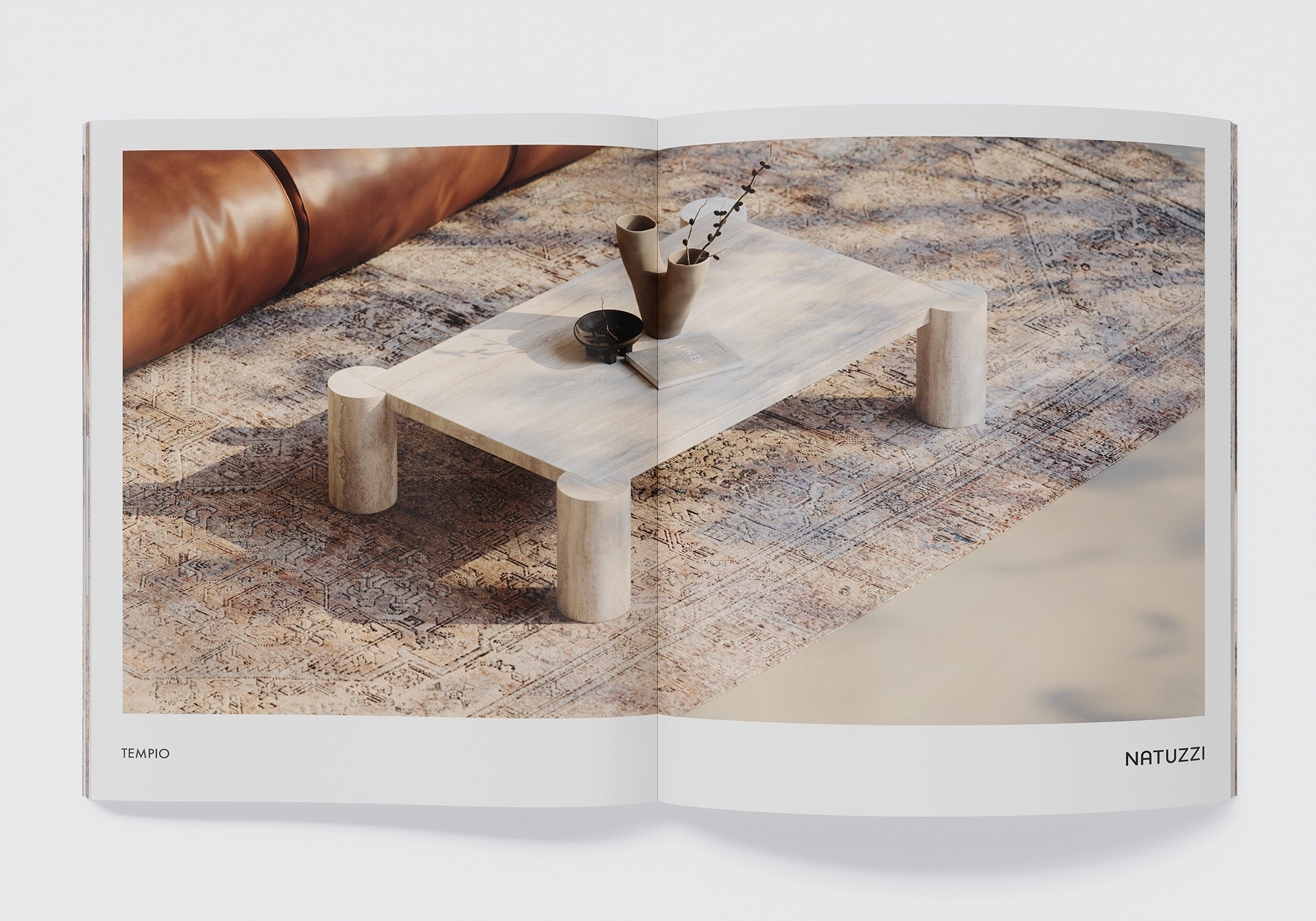 Table basse en travertin "Tempio" sur tapis à motifs ; ombres douces, texture naturelle de la pierre - détail d'intérieur de l'espace de marque Natuzzi.