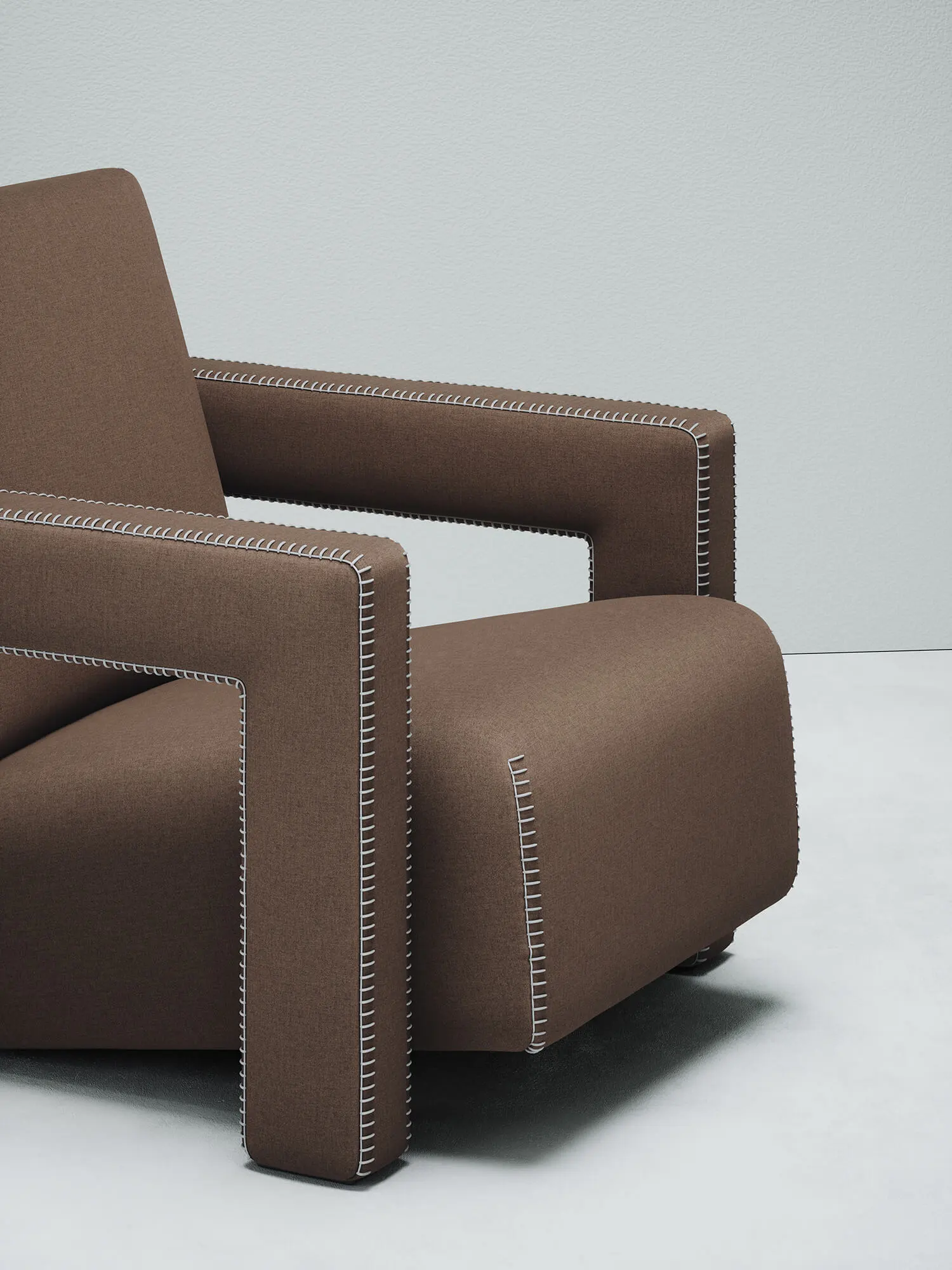 Dettaglio della cucitura decorativa bianca sulla poltrona Cassina Utrecht con tessuto Kvadrat marrone in visualizzazione 3D.