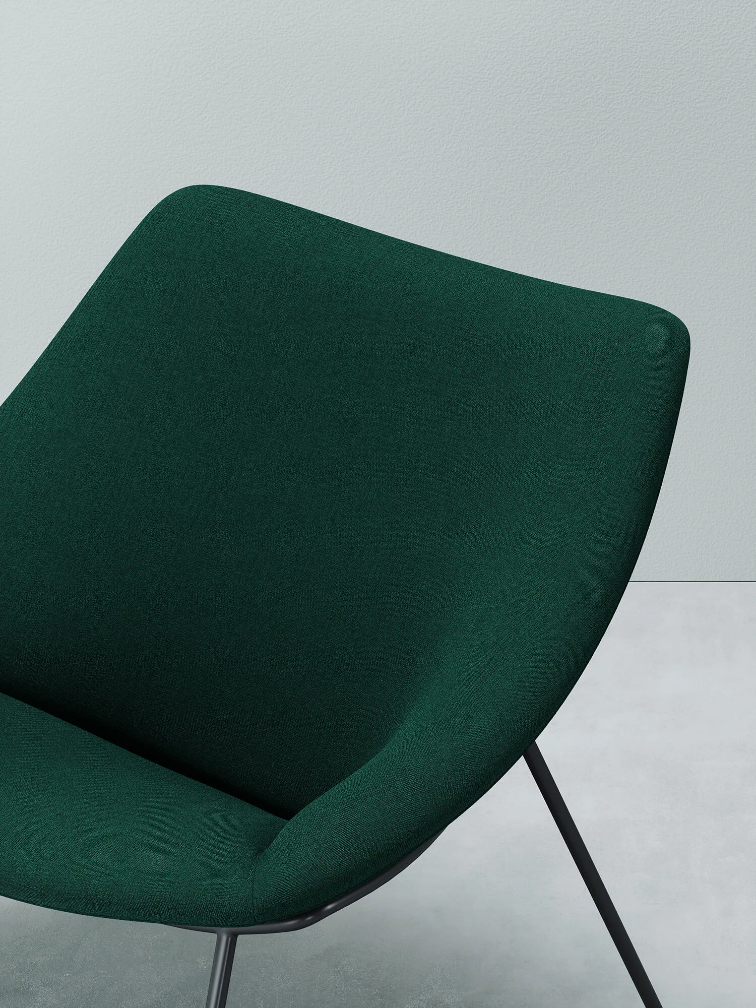 Primo piano della forma organica e delle cuciture della sedia Oyster Chair di Ligne Roset con tessuto Kvadrat.
