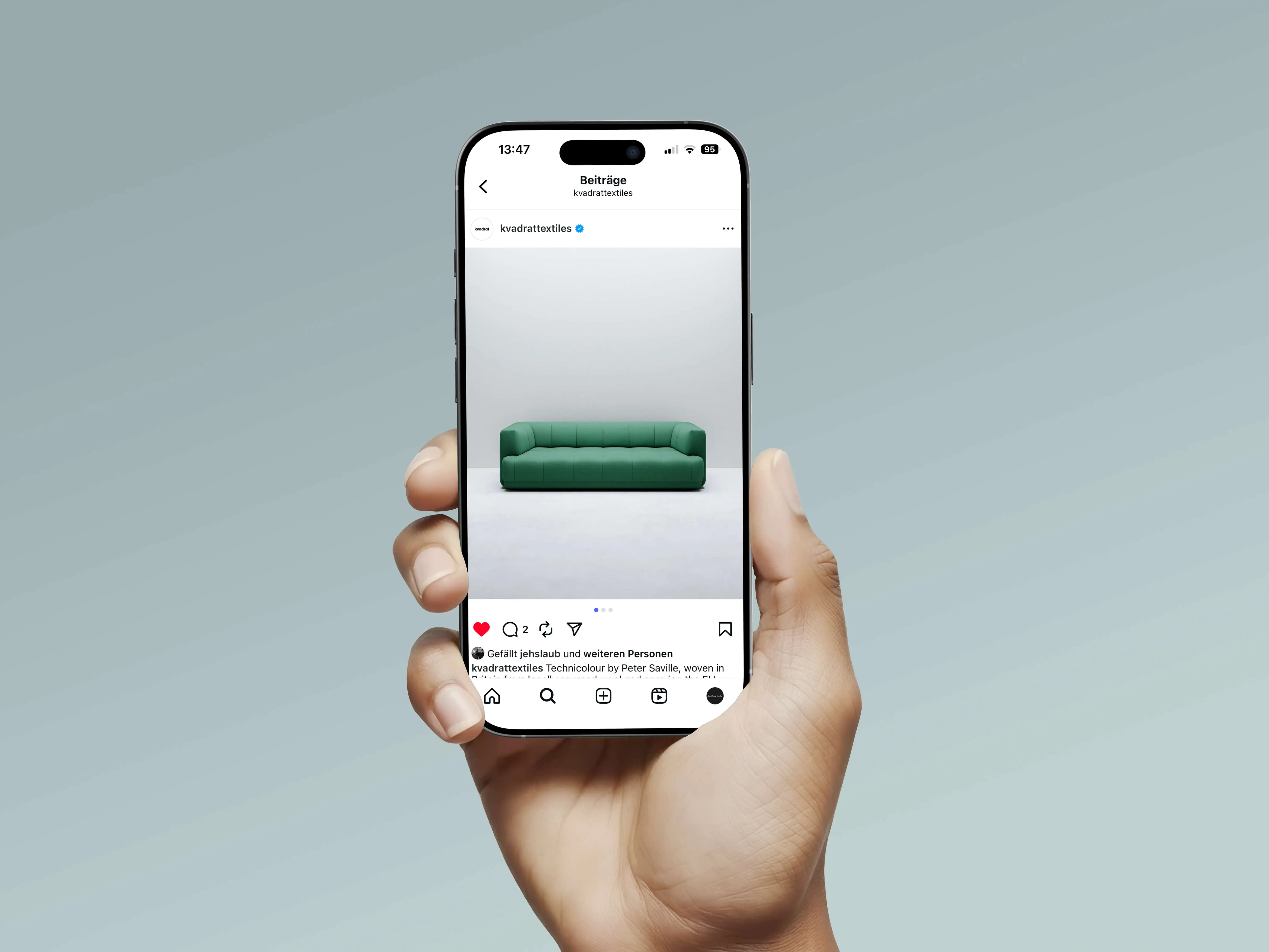 Messa in scena sui social media: divano HAY Quilton con tessuto Kvadrat come post Instagram sul display di un iPhone.